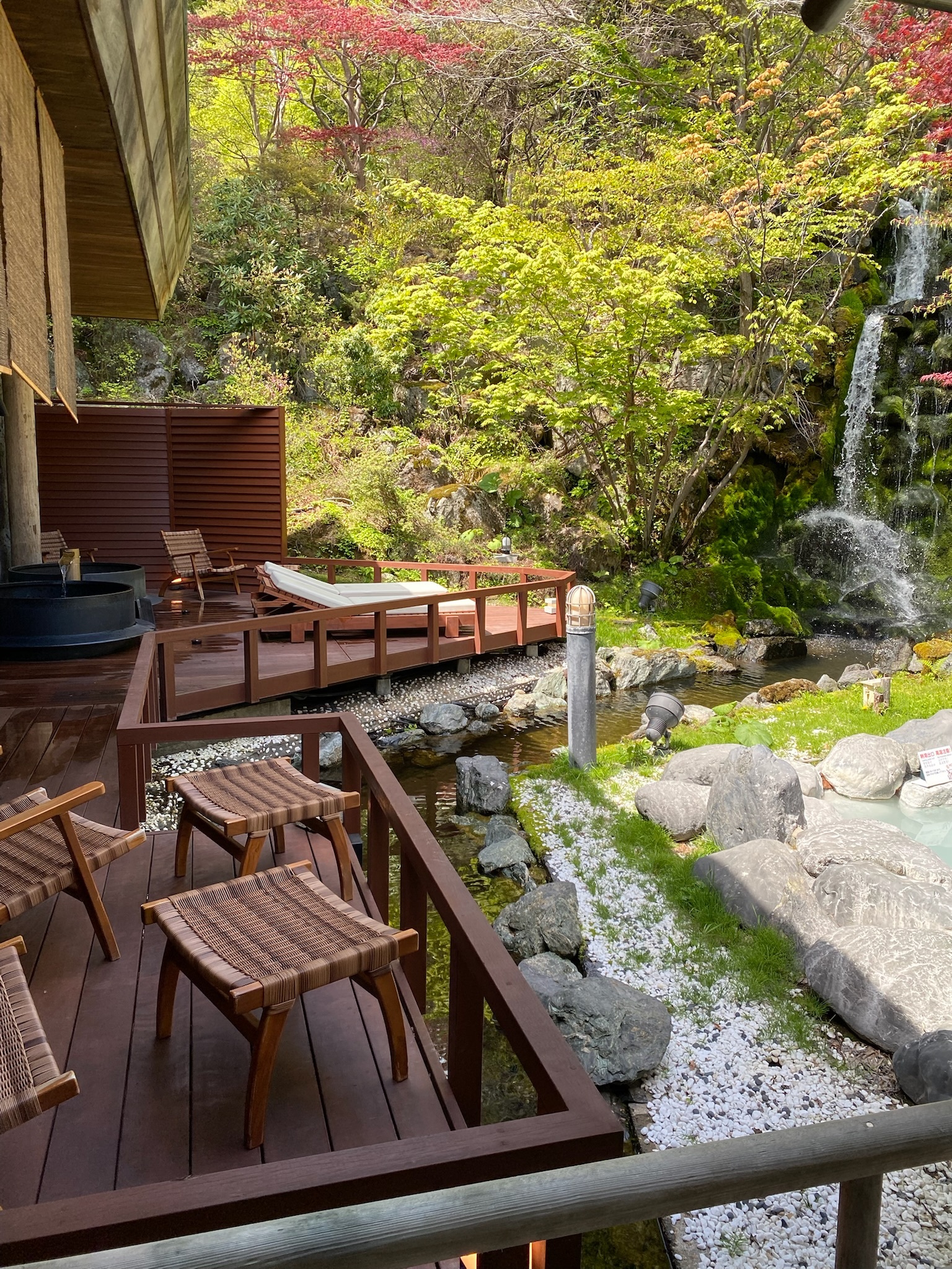 ととのい椅子と滝の景色