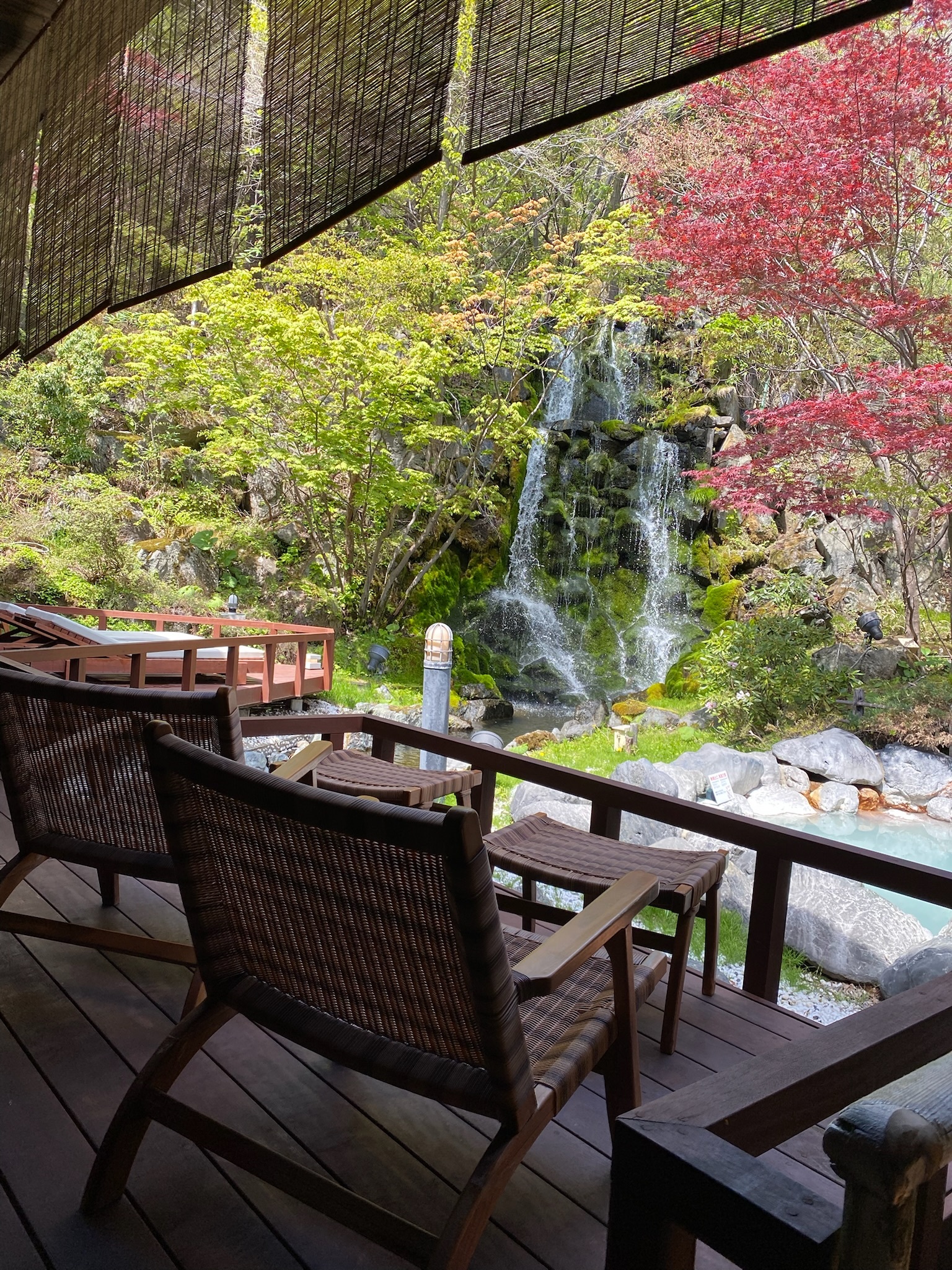 ととのい椅子から見える滝（紅葉）